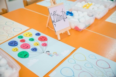 Activitate de știință cu baloane și emoții
