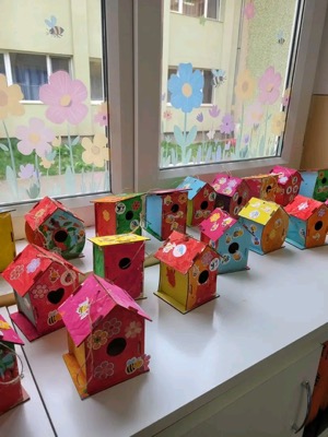 Căsuțe de păsări colorate handmade