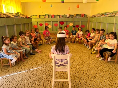 Copii în cerc cu educatoarea la activitate de grupă