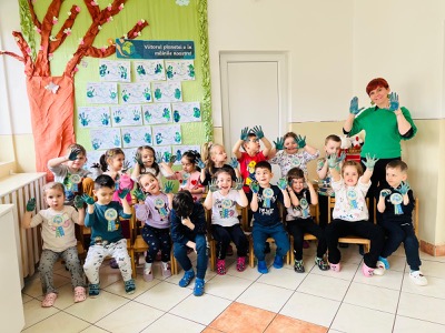 Copii și educatoare de Ziua Pământului cu mâini pictate