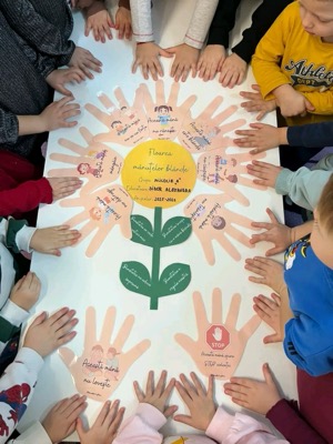 Copii cu floarea mânuțelor blânde