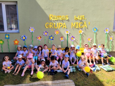 Copiii grupei mici la petrecerea Rămas Bun cu flori și baloane