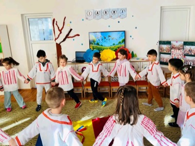 Copii în horă cu costume populare