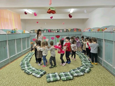 Copii dansând în horă de Ziua Iubirii