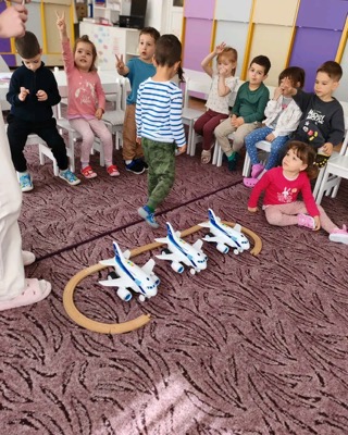 Copii jucându-se cu avioane de jucărie