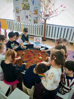 Copii la centrul de nisip și apă senzorial