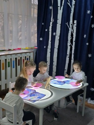 Copii la masa luminoasă - activitate de iarnă