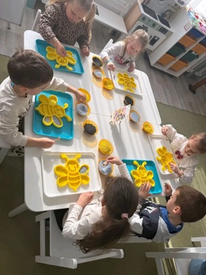 Copii modelând albinuțe din plastilină