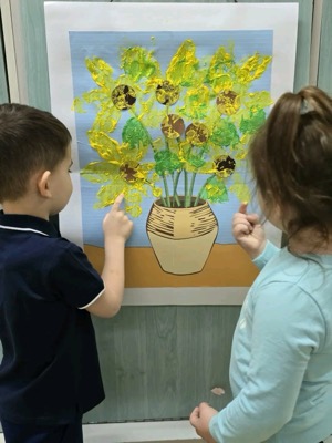 Copii admirând pictura cu floarea soarelui pe perete