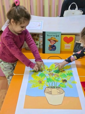 Copii pictând floarea soarelui inspirați de Van Gogh