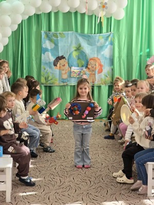 Copii prezentând proiecte de Ziua Pământului