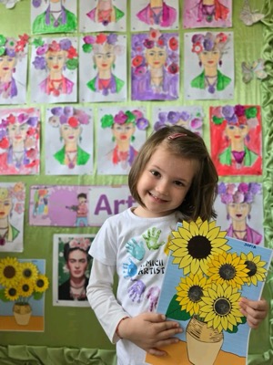 Fetiță cu desen floarea soarelui Van Gogh