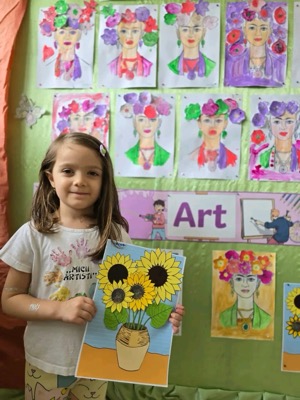 Fetiță cu desen floarea soarelui la expoziția de artă