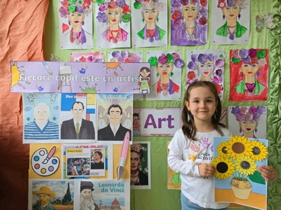 Fetiță la panoul Fiecare copil este un artist