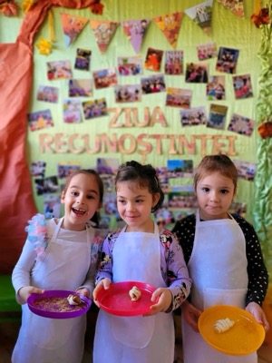 Fetițe cu șorțuri și cornulețe de Ziua Recunoștinței