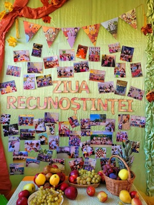 Panou Ziua Recunoștinței cu fructe și fotografii